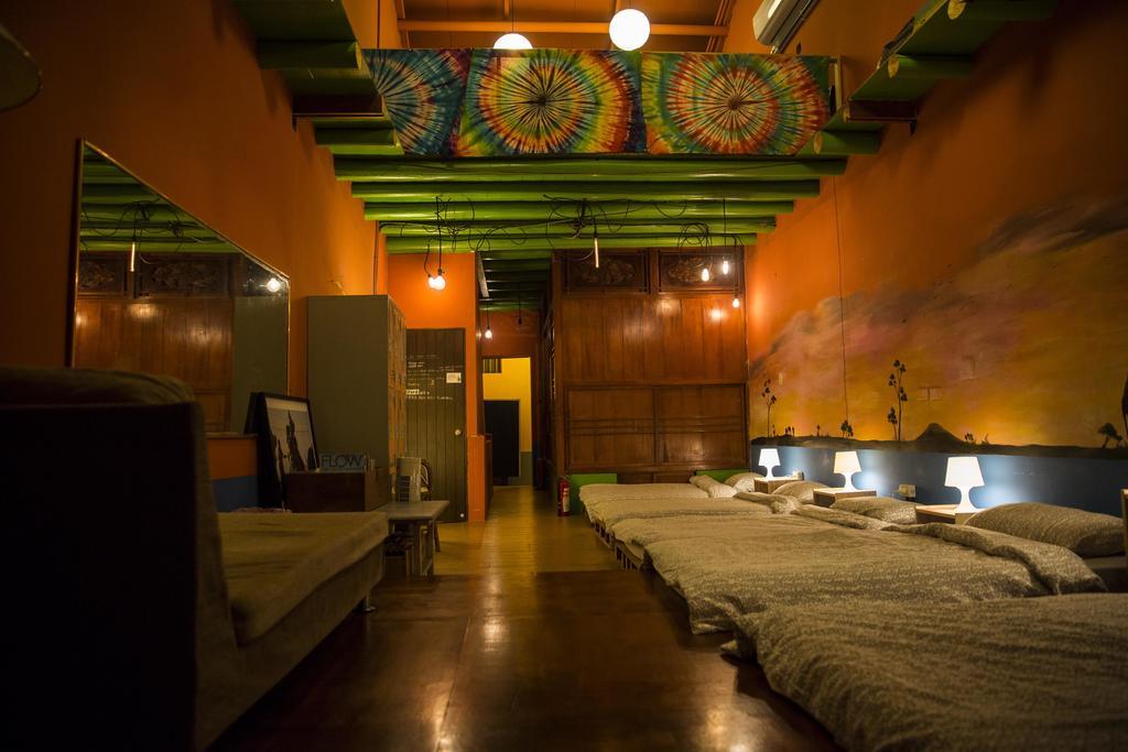 Rainbow Wave Surfing Hostel Хенгчун Номер фото